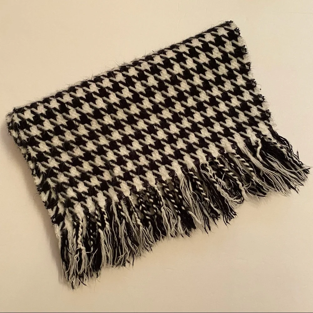 SCARF SCOTLAND CASHMERE BLACK WHITE HOUNDSTOOTH LONG FRINGE ACCESSORY MUFFLER